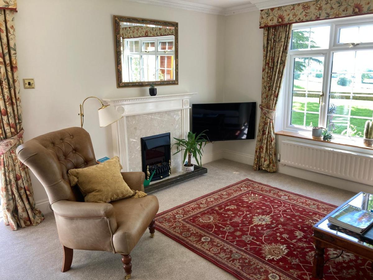 Exclusive 2 Bedroom Apartment With Summer House And Hot Tub Daventry Exterior photo