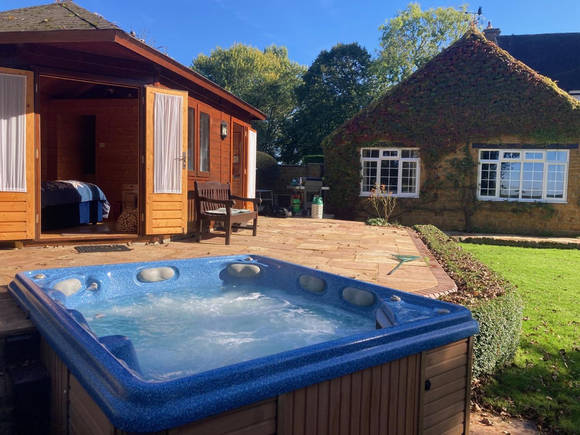 Exclusive 2 Bedroom Apartment With Summer House And Hot Tub Daventry Exterior photo