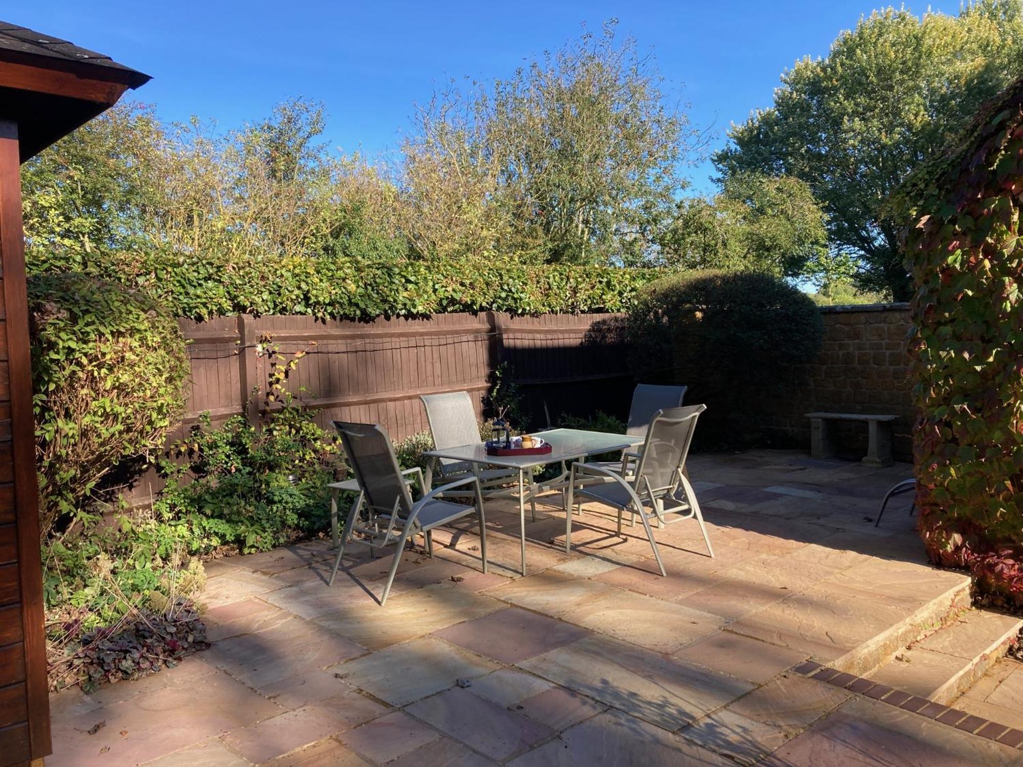Exclusive 2 Bedroom Apartment With Summer House And Hot Tub Daventry Exterior photo